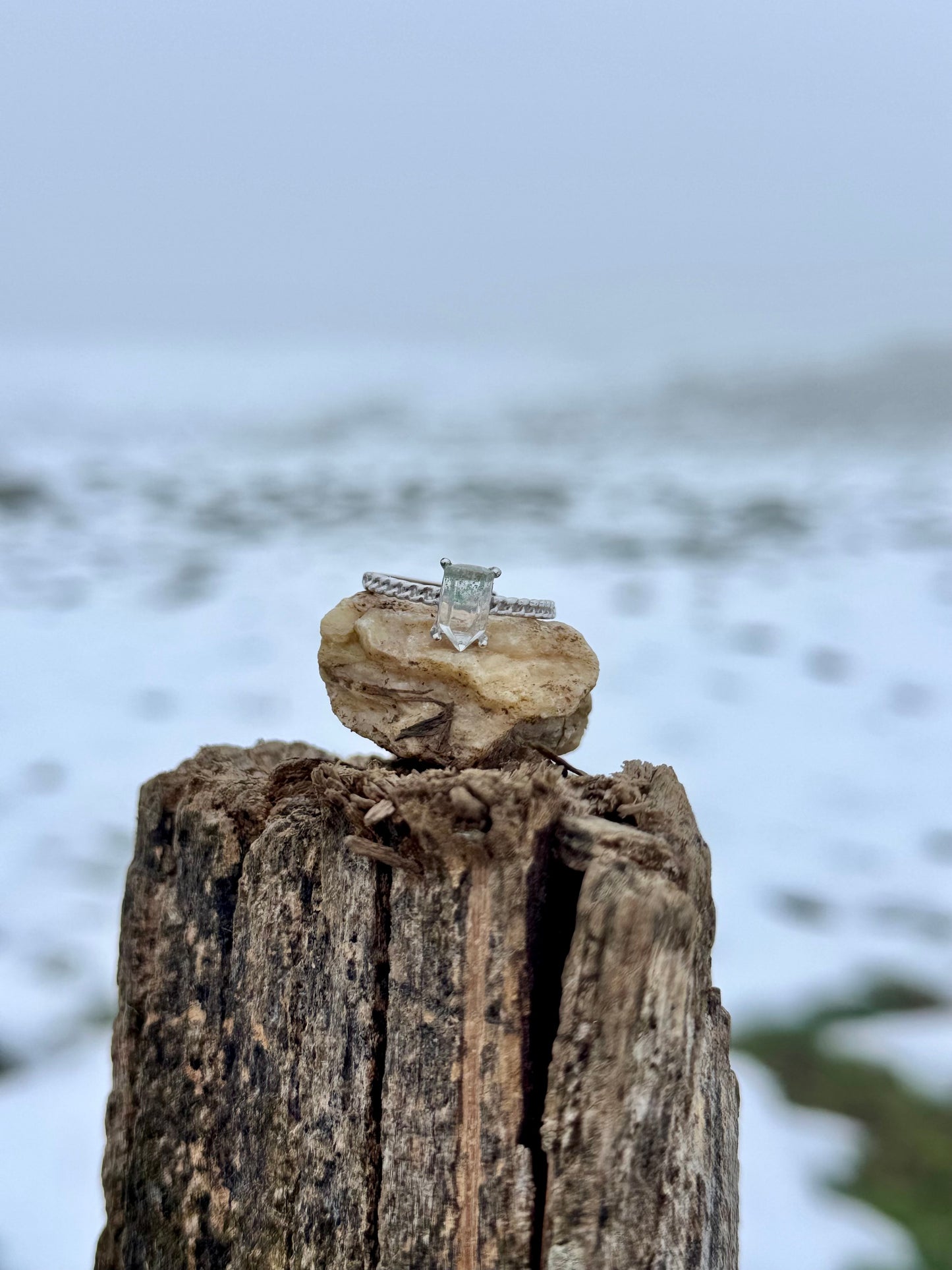 Anello in Quarzo Ialino con Inclusioni di Lodolite s925